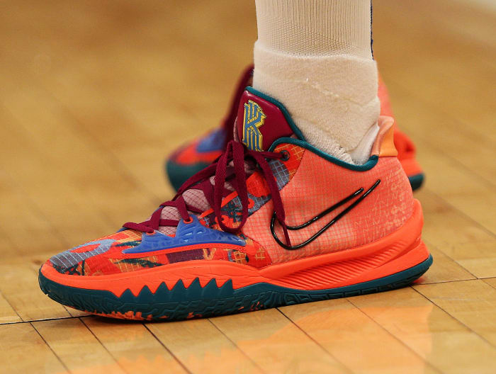 New York Knicks guard Evan Fournier wears the Nike Kyrie Low 4 '1 World 1 People' sneakers against the Chicago Bulls on March 28, 2022.